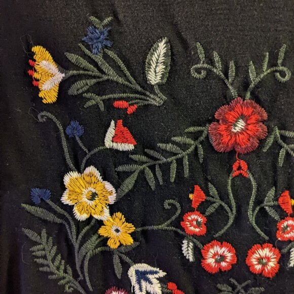 "Les Amis" Floral Embroidered Tee in Size L - Picture 10 of 16